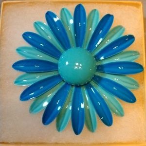 Vintage Enamel layered daisy petals brooch